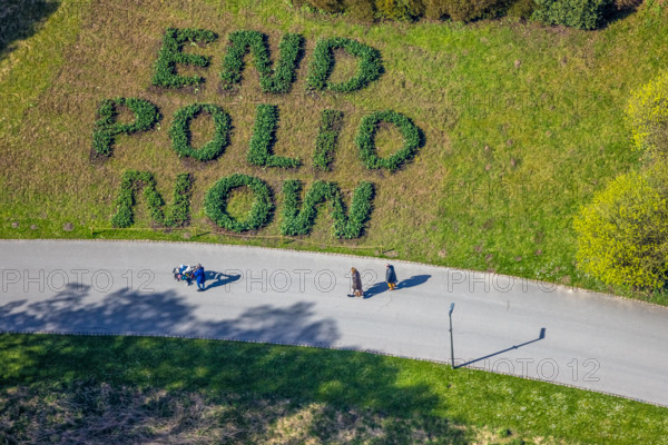 Luftbild, Rotary weltweite Aktion gegen Kinderlähmung, Polio, End Polio Now Spruch auf Wiese im Rombergpark, Rombergpark