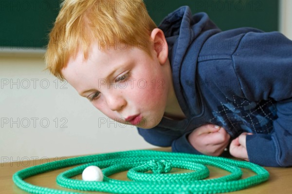 Der Junge im Paritätischen Sprachheilkindergarten Pusteblume in Gifhorn (Niedersachsen, Foto vom 04.06.2012). In einer