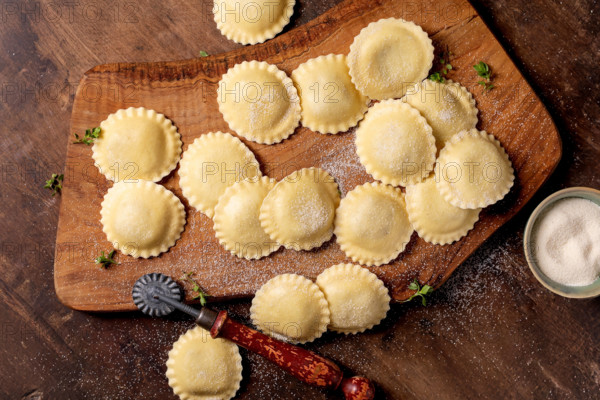 Frische hausgemachte Ravioli auf Holzbrett