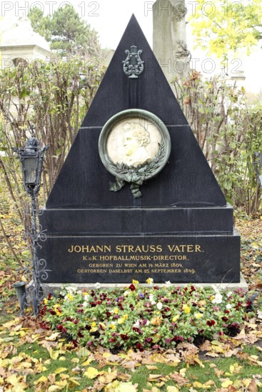 Johann Strauss Vater Ehrengrab am Wiener Zentralfriedhof Österreich PUBLICATIONxINxGERxSUIxAUTxHUN