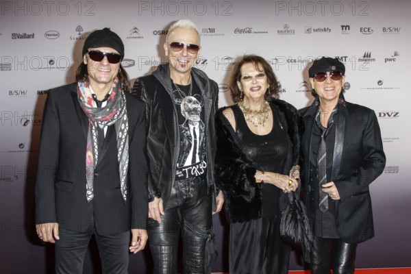 Bildnummer: 58891437  Datum: 06.12.2012  Copyright: imago/Lumma Foto
Claudia Cardinale, Scorpions Verleihung Deutscher Nachhaltigkeitspreis für Städte und Gemeinden im Maritim Hotel in Düsseldorf People Entertainment x0x xsk 2012 quer premiumd 

 58891437 Date 06 12 2012 Copyright Imago Lumma Photo Claudia Cardinale Scorpions award Ceremony German Sustainability Award for Cities and Municipalities in Maritim Hotel in Dusseldorf Celebrities Entertainment x0x xSK 2012 horizontal premiumd