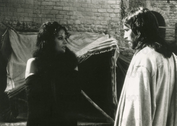 Actress Claudia Cardinale and actor Robert Powell in the TV miniseries Jesus of Nazareth, I/UK 1977 PUBLICATIONxNOTxINxI