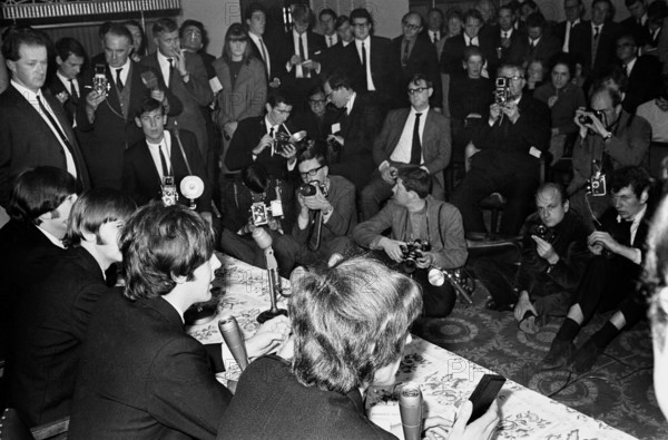 Bildnummer: 55886900 Datum: 26.10.1965 Copyright: imago/United Archives
The Beatles at a press conference after receiving their MBE s at Buckingham Palace 26th October 1965 Mono Negative !AUFNAHMEDATUM GESCHÄTZT! kbdig 1965 quer 20th Century 60s 60 s 1960s 1960 s sixties awards George Harrison John Lennon Member of the British Empire Paul McCartney Photographer Ringo Starr o0 Mc Cartney
55886900 Date 26 10 1965 Copyright Imago United Archives The Beatles AT a Press Conference After receiving their MBE S AT Buckingham Palace 26th October 1965 Mono Negative date estimated Kbdig 1965 horizontal 20th Century 60s 60 S 1960s 1960 S Sixties Awards George Harrison John Lennon member of The British Empire Paul McCartney Photo Ringo rigid o0 Mc Cartney