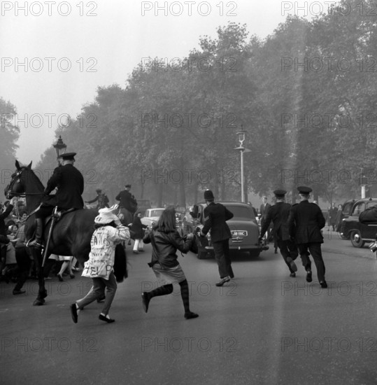 Bildnummer: 55886962 Datum: 26.10.1965 Copyright: imago/United Archives
Fans chase the car carrying The Beatles after they left Buckingham Palace where they received their MBE s from the Queen . 26th October 1965 Mono Negative !AUFNAHMEDATUM GESCHÄTZT! kbdig 1965 quadrat 20th Century sixties Fan honours London Member of the British Empire police Beatle mania
55886962 Date 26 10 1965 Copyright Imago United Archives supporters Chase The Car carrying The Beatles After They left Buckingham Palace Where They received their MBE S from The Queen 26th October 1965 Mono Negative date estimated Kbdig 1965 Square 20th Century Sixties supporter Honors London member of The British Empire Police Beatle Mania