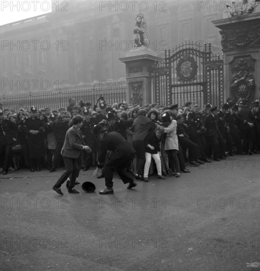 Bildnummer: 55886963 Datum: 26.10.1965 Copyright: imago/United Archives
Fans storm Buckingham Palace as the Beatles collect their MBE s from the Queen . A policeman gets his helmet knocked off by an enthusiastic fan . 26th October 1965 . Mono Negative !AUFNAHMEDATUM GESCHÄTZT! kbdig 1965 quadrat 20th Century sixties crowds Gates honours London Member of the British Empire
55886963 Date 26 10 1965 Copyright Imago United Archives supporters Storm Buckingham Palace As The Beatles Collect their MBE S from The Queen a Policeman GETS His Helmet Knocked off by to enthusiastic supporter 26th October 1965 Mono Negative date estimated Kbdig 1965 Square 20th Century Sixties Crowds Gates Honors London member of The British Empire
