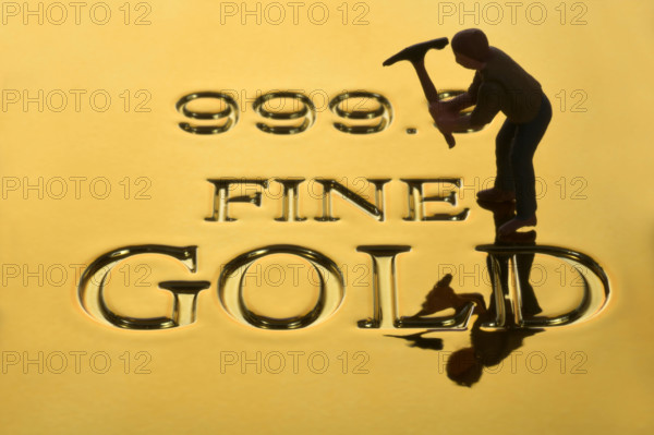 Goldgräberfigur auf Goldbarren Feingold Feinheitsgrad 999,9 Goldbarren *** Gold digger figure on gold bars fine gold fin
