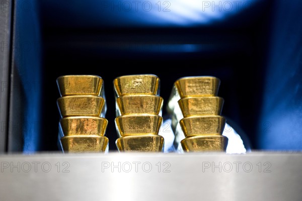 Goldbarren in einem Schliessfach im Tresor des Goldhandels Pro Aurum Muenchen 16 02 2016 Muenchen