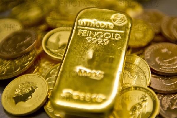 Goldbarren und Goldmuenzen im Tresor des Goldhandels Pro Aurum Muenchen 16 02 2016 Muenchen Deutsc