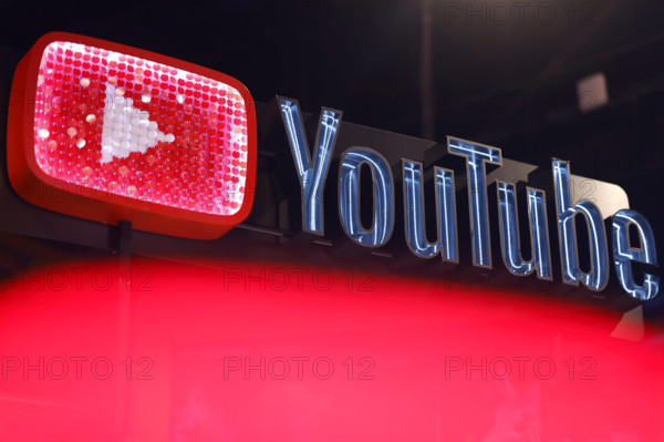 Das Logo der Videoplattform Youtube auf dem Videodays Festival 2024 im Palladium. Auf den Videodays kommen Influencer un