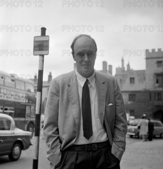 Oxford : Scriptwriter Roald Dahl ( 39 ) husband of Actress Patricia Neal at Radcliffe Infirmary after birth of 6lb 7 oz