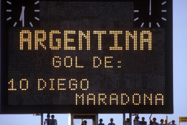 Bildnummer: 01569697  Datum: 04.01.1981  Copyright: imago/Sven Simon
Argentina gol de 10 Diego Maradona - die Anzeigetafel verkündet das 1:0 für Argentinien durch das Tor von Diego Armando Maradona; Vdia, quer, Anzeige, Stadionanzeige, Tafel, Schriftzug, Treffer, Symbol, Feature Copa de Oro 1981, Nationalmannschaft, Nationalteam, Nationaltrikot, Länderspiel Montevideo Centenario, Stadion, Fußballstadion Fußball Länderspiel Herren Mannschaft Einzelbild Randmotiv Objekte Sportstätte Symbolfoto