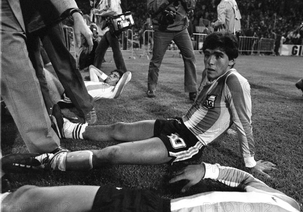 Bildnummer: 02075402  Datum: 22.05.1979  Copyright: imago/Sven Simon
Diego Armando Maradona (Argentinien) erschöpft am Boden; Test, quer, sitzen, Rasen Freundschaftsspiel 1979, Testspiel, Nationalmannschaft, Nationalteam, Nationaltrikot, Vneg, Vsw Bern Enttäuschung,  Fußball Länderspiel Herren Mannschaft Einzelbild pessimistisch Randmotiv Personen