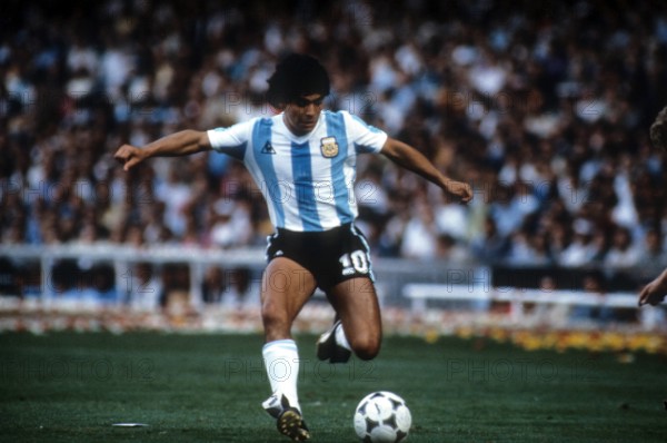 Bildnummer: 04906076 Datum: 29.06.1982 Copyright: imago/WEREK
Diego Armando Maradona (Argentinien); Vdia, quer, WM 1982, Nationalteam, Länderspiel, Nationaltrikot Barcelona Dynamik, Fußball WM Herren Mannschaft Einzelbild Aktion Personen
Image number 04906076 date 29 06 1982 Copyright imago WEREK Diego Armando Maradona Argentina Vdia horizontal World Cup 1982 National team international match National jersey Barcelona Dynamics Football World Cup men Team Single Action shot Human Beings