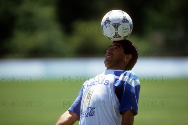 Bildnummer: 05774195 Datum: 20.06.1994 Copyright: imago/WEREK
Diego Armando Maradona (Argentinien) jongliert den Ball mit dem Kopf; Vdia, quer, close, hochhalten, jonglieren, Aufmacher WM 1994, Nationalteam, Training Boston Fußball WM Herren Mannschaft Einzelbild Randmotiv Personen
Image number 05774195 date 20 06 1994 Copyright imago WEREK Diego Armando Maradona Argentina juggle the Ball with the Head Vdia horizontal Close hochhalten Juggling Highlight World Cup 1994 National team Training Boston Football World Cup men Team Single Rand motive Human Beings