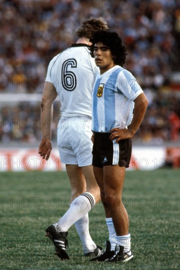Bildnummer: 00673846  Datum: 01.01.1981  Copyright: imago/Frinke
Diego Armando Maradona (vorn, Argentinien) nachdenklich, dahinter Briegel (BR Deutschland); Argentinien - BR Deutschland 2:1, Vdia, quer, Zweikampf, Duell, Ball, Copa de Oro 1981, BRD, Länderspiel, Nationalmannschaft, Nationalteam, Nationaltrikot Montevideo Nachdenklichkeit,  Fußball Länderspiel Herren Mannschaft Uruguay Gruppenbild pessimistisch Randmotiv Personen