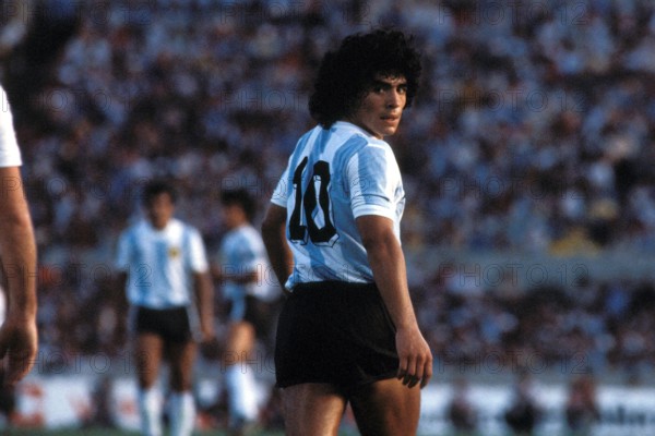 Bildnummer: 00673850  Datum: 01.01.1981  Copyright: imago/Frinke
Diego Armando Maradona (Argentinien); Vdia, quer, close, hinten, Rücken, Rückansicht, Rückennummer, Schulterblick Copa de Oro 1981, Länderspiel, Nationalmannschaft, Nationalteam, Nationaltrikot Montevideo Fußball Länderspiel Herren Mannschaft Uruguay Einzelbild Aktion Personen