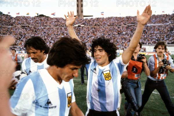 Bildnummer: 00681796  Datum: 01.01.1981  Copyright: imago/Frinke
Diego Armando Maradona (re.) - Schlußjubel, Luis Galvan (vorn) und Leopoldo Luque (alle Argentinien) sind etwas verhaltener; Vdia, quer, Jubel, jubeln, Schlussjubel, Copa de Oro 1981, Länderspiel, Nationaltrikot, Nationalmannschaft, Nationalteam, Montevideo Fußball Länderspiel Herren Mannschaft Uruguay Gruppenbild optimistisch Randmotiv Personen