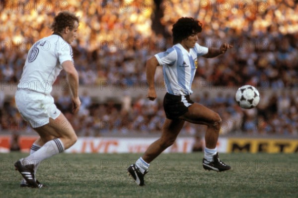 Bildnummer: 00964225  Datum: 01.01.1981  Copyright: imago/Thomas Zimmermann
Diego Armando Maradona (re., Argentinien) gegen Hans-Peter Briegel (BR Deutschland); Argentinien - BRD 2:1, Vdia, quer, Zweikampf, Duell, Ball, Copa de Oro 1981, Länderspiel, Nationalmannschaft, Nationalteam, Nationaltrikot Montevideo Dynamik,  Fußball Länderspiel Herren Mannschaft Gruppenbild Aktion Personen