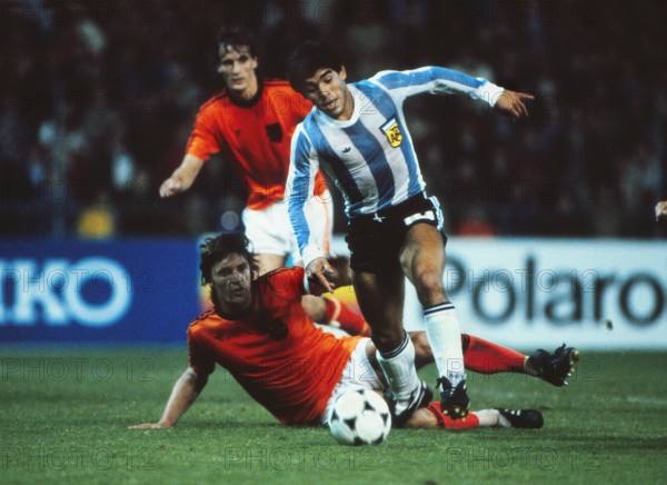 Bildnummer: 09837042 Datum: 26.05.1974 Copyright: imago/Colorsport
Diego Armando Maradona (Argentina) - Rudi Krol (Holland) 26/05/1974; Holland v Argentina; Pre World Cup Friendly PUBLICATIONxNOTxINxUK; Fussball Nationalteam Länderspiel xsp x2x 1974 quer
Image number 09837042 date 26 05 1974 Copyright imago Color Sports Diego Armando Maradona Argentina Rudi Krol Holland 26 05 1974 Holland v Argentina Pre World Cup Friendly PUBLICATIONxNOTxINxUK Football National team international match x2x 1974 horizontal