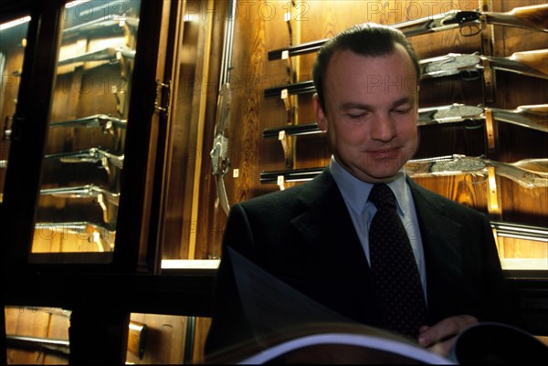 ITALIE. L'USINE D'ARMEMENT BERETTA, L'UNE DES PLUS CELEBRES DANS LA FABRICATION D'ARMES DE CHASSE OU DE GUERRE. PIETRO BERETTA, PRESIDENT DE BERETTARMI FRANCE, POSANT DANS LA SALLE DU MUSEE OU EST PRESENTEE UNE COLLECTION UNIQUE D'ARMES BERETTA.