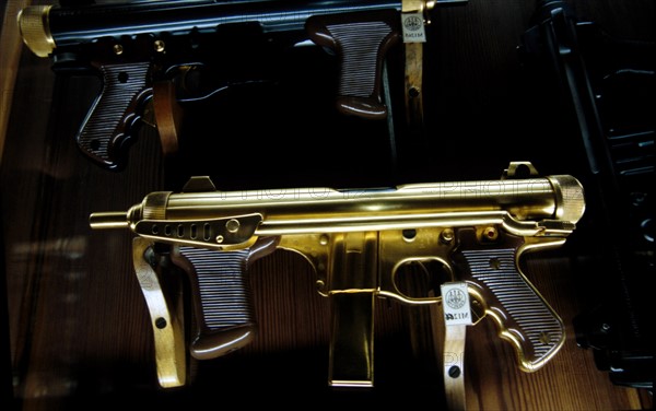 ITALIE. L'USINE D'ARMEMENT BERETTA, L'UNE DES PLUS CELEBRES DANS LA FABRICATION D'ARMES DE CHASSE OU DE GUERRE. UNE DES CURIOSITES DE LA COLLECTION UNIQUE D'ARMES BERETTA: CE PISTOLET MITRAILLEUR PLAQUE OR FABRIQUE A QUELQUES EXEMPLAIRES POUR EQUIPER LA GARDE PERSONNELLE D'UN EMIR DU GOLF.