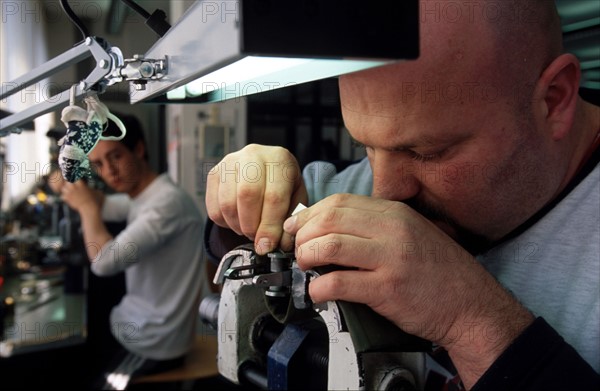 ITALIE. L'USINE D'ARMEMENT BERETTA, L'UNE DES PLUS CELEBRES DANS LA FABRICATION D'ARMES DE CHASSE OU DE GUERRE. L'ATELIER DE GRAVURE OU TRAVAILLENT QUELQUES UNS DES MEILLEURS ARTISTES DU PAYS.