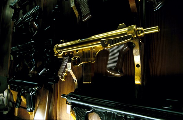 ITALIE. L'USINE D'ARMEMENT BERETTA, L'UNE DES PLUS CELEBRES DANS LA FABRICATION D'ARMES DE CHASSE OU DE GUERRE. LE MUSEE OU EST PRESENTEE UNE COLLECTION UNIQUE DE PLUS D'UN MILLIER D'ARMES BERETTA. ET CETTE CURIOSITE : CE PISTOLET MITRAILLEUR PLAQUE OR REALISE A QUELQUES EXEMPLAIRES POUR EQUIPER LA GARDE PERSONNELLE D'UN EMIR DU GOLF.