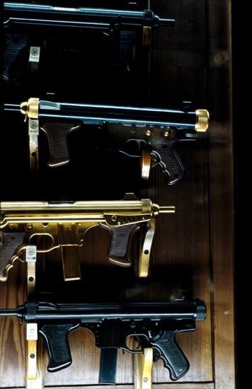 ITALIE. L'USINE D'ARMEMENT BERETTA, L'UNE DES PLUS CELEBRES DANS LA FABRICATION D'ARMES DE CHASSE OU DE GUERRE. LE MUSEE OU EST PRESENTEE UNE COLLECTION UNIQUE DE PLUS D'UN MILLIER D'ARMES BERETTA. ET CETTE CURIOSITE : CE PISTOLET MITRAILLEUR PLAQUE OR REALISE A QUELQUES EXEMPLAIRES POUR EQUIPER LA GARDE PERSONNELLE D'UN EMIR DU GOLF.