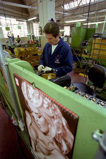 ITALIE. L'USINE D'ARMEMENT BERETTA, L'UNE DES PLUS CELEBRES DANS LA FABRICATION D'ARMES DE CHASSE OU DE GUERRE. LE TRAVAIL DES OUVRIERS QUI ASSEMBLENT LES CANONS.