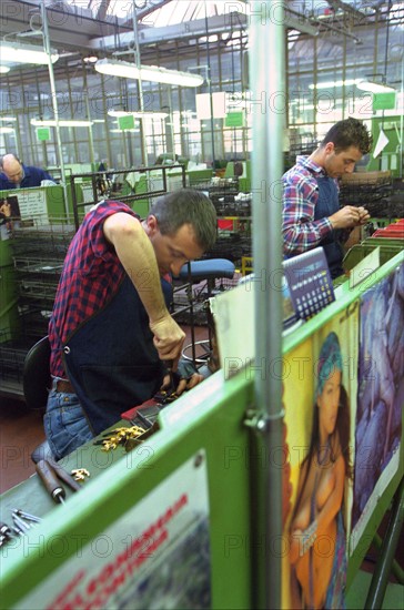 ITALIE. L'USINE D'ARMEMENT BERETTA, L'UNE DES PLUS CELEBRES DANS LA FABRICATION D'ARMES DE CHASSE OU DE GUERRE. LE TRAVAIL DES OUVRIERS QUI ASSEMBLENT LES CANONS.