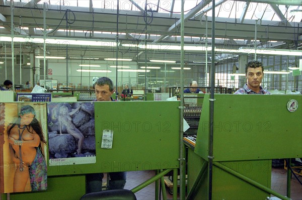 ITALIE. L'USINE D'ARMEMENT BERETTA, L'UNE DES PLUS CELEBRES DANS LA FABRICATION D'ARMES DE CHASSE OU DE GUERRE. LE TRAVAIL DES OUVRIERS QUI ASSEMBLENT LES CANONS.