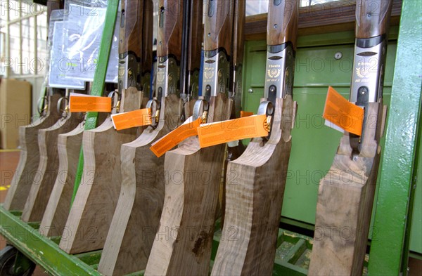 ITALIE. L'USINE D'ARMEMENT BERETTA A VAL TROMPIA, L'UNE DES PLUS CELEBRES DANS LA FABRICATION D'ARMES DE CHASSE OU DE GUERRE. LE RATELIER OU SONT STOCKEES LES CROSSES AVANT LEUR DEGROSSISSAGE.