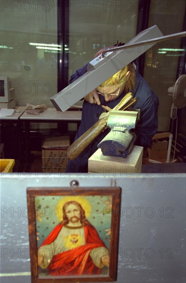 ITALIE. L'USINE D'ARMEMENT BERETTA A VAL TROMPIA, L'UNE DES PLUS CELEBRES DANS LA FABRICATION D'ARMES DE CHASSE OU DE GUERRE. L'ATELIER DE DEGROSSISSAGE DES CROSSES EN BOIS PRECIEUX.