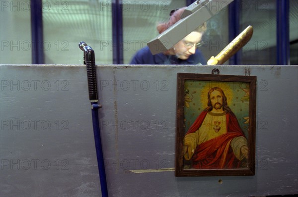 ITALIE. L'USINE D'ARMEMENT BERETTA A VAL TROMPIA, L'UNE DES PLUS CELEBRES DANS LA FABRICATION D'ARMES DE CHASSE OU DE GUERRE. L'ATELIER DE DEGROSSISSAGE DES CROSSES EN BOIS PRECIEUX.