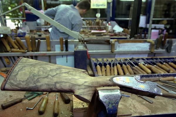 ITALIE. L'USINE D'ARMEMENT BERETTA A VAL TROMPIA, L'UNE DES PLUS CELEBRES DANS LA FABRICATION D'ARMES DE CHASSE OU DE GUERRE. L'ATELIER DE DEGROSSISSAGE DES CROSSES EN BOIS PRECIEUX.