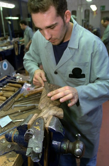 ITALIE. L'USINE D'ARMEMENT BERETTA A VAL TROMPIA, L'UNE DES PLUS CELEBRES DANS LA FABRICATION D'ARMES DE CHASSE OU DE GUERRE. L'ATELIER DE DEGROSSISSAGE DES CROSSES EN BOIS PRECIEUX.