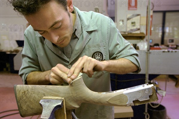 ITALIE. L'USINE D'ARMEMENT BERETTA A VAL TROMPIA, L'UNE DES PLUS CELEBRES DANS LA FABRICATION D'ARMES DE CHASSE OU DE GUERRE. L'ATELIER DE DEGROSSISSAGE DES CROSSES EN BOIS PRECIEUX.