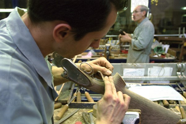 ITALIE. L'USINE D'ARMEMENT BERETTA A VAL TROMPIA, L'UNE DES PLUS CELEBRES DANS LA FABRICATION D'ARMES DE CHASSE OU DE GUERRE. L'ATELIER DE DEGROSSISSAGE DES CROSSES EN BOIS PRECIEUX.