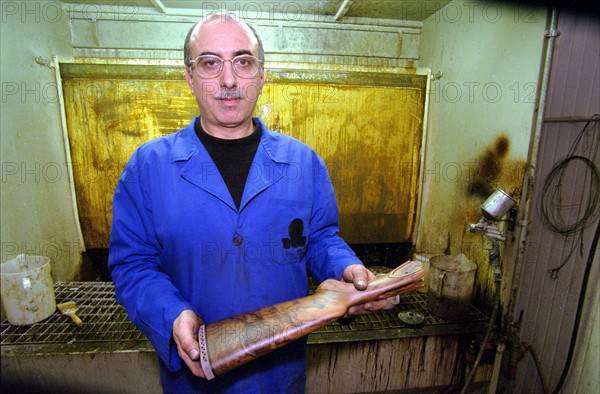 ITALIE. L'USINE D'ARMEMENT BERETTA A VAL TROMPIA, L'UNE DES PLUS CELEBRES DANS LA FABRICATION D'ARMES DE CHASSE OU DE GUERRE. L'ATELIER DE HUILAGE ET DE VERNISSAGE DES CROSSES EN NOYER.