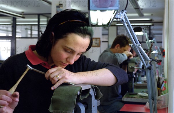 ITALIE. L'USINE D'ARMEMENT BERETTA A VAL TROMPIA, L'UNE DES PLUS CELEBRES DANS LA FABRICATION D'ARMES DE CHASSE OU DE GUERRE. L'ATELIER DE GRAVURE DU MAITRE GIULIO TIMPINI OU BERETTA INCRUSTE SUR LES ARMES LES MOTIFS QUE SOUHAITE L'ACHETEUR.