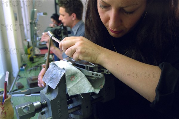 ITALIE. L'USINE D'ARMEMENT BERETTA A VAL TROMPIA, L'UNE DES PLUS CELEBRES DANS LA FABRICATION D'ARMES DE CHASSE OU DE GUERRE. L'ATELIER DE GRAVURE DU MAITRE GIULIO TIMPINI OU BERETTA INCRUSTE SUR LES ARMES LES MOTIFS QUE SOUHAITE L'ACHETEUR.