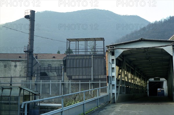 ITALIE. L'USINE D'ARMEMENT BERETTA A VAL TROMPIA, L'UNE DES PLUS CELEBRES DANS LA FABRICATION D'ARMES DE CHASSE OU DE GUERRE.