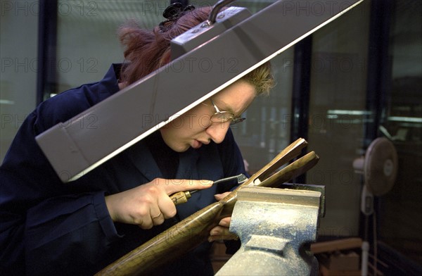 ITALIE. L'USINE D'ARMEMENT BERETTA A VAL TROMPIA, L'UNE DES PLUS CELEBRES DANS LA FABRICATION D'ARMES DE CHASSE OU DE GUERRE. L'ATELIER DE DEGROSSISSAGE DES CROSSES EN BOIS PRECIEUX.