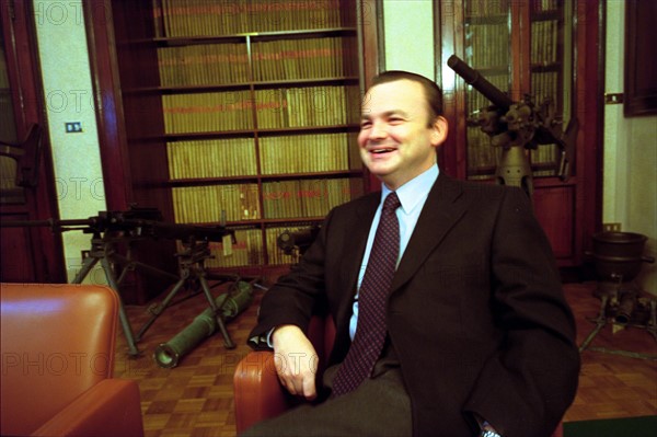 ITALIE. L'USINE D'ARMEMENT BERETTA, L'UNE DES PLUS CELEBRES DANS LA FABRICATION D'ARMES DE CHASSE OU DE GUERRE. PIETRO BERETTA, PRESIDENT DE BERETTARMI FRANCE, POSANT DANS SON BUREAU OU EST PRESENTEE UNE COLLECTION D'ARMES DE GUERRE MYTHIQUES.