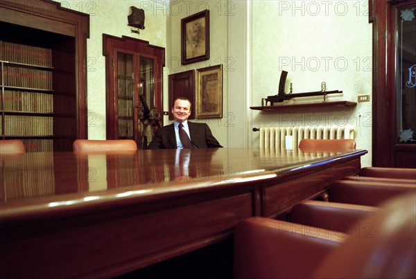 ITALIE. L'USINE D'ARMEMENT BERETTA, L'UNE DES PLUS CELEBRES DANS LA FABRICATION D'ARMES DE CHASSE OU DE GUERRE. PIETRO BERETTA, PRESIDENT DE BERETTARMI FRANCE, POSANT DANS SON BUREAU OU EST PRESENTEE UNE COLLECTION D'ARMES DE GUERRE MYTHIQUES.