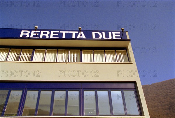 ITALIE. L'USINE D'ARMEMENT BERETTA A VAL TROMPIA, L'UNE DES PLUS CELEBRES DANS LA FABRICATION D'ARMES DE CHASSE OU DE GUERRE.