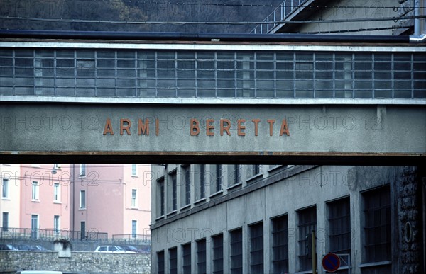 ITALIE. L'USINE D'ARMEMENT BERETTA, L'UNE DES PLUS CELEBRES DANS LA FABRICATION D'ARMES DE CHASSE OU DE GUERRE.