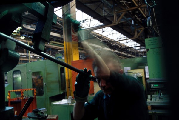 ITALIE. L'USINE D'ARMEMENT BERETTA, L'UNE DES PLUS CELEBRES DANS LA FABRICATION D'ARMES DE CHASSE OU DE GUERRE. LE TRAVAIL DES OUVRIERS SUR LE FOUR DE FORGE ET L'EXAMEN DES CANONS A L'OEIL NU.