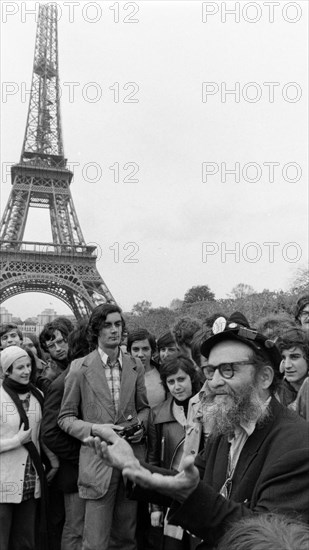 Manifestation anti-nucléaire sur le Champ de Mars, Paris, 1973