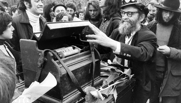 Manifestation anti-nucléaire sur le Champ de Mars, Paris, 1973